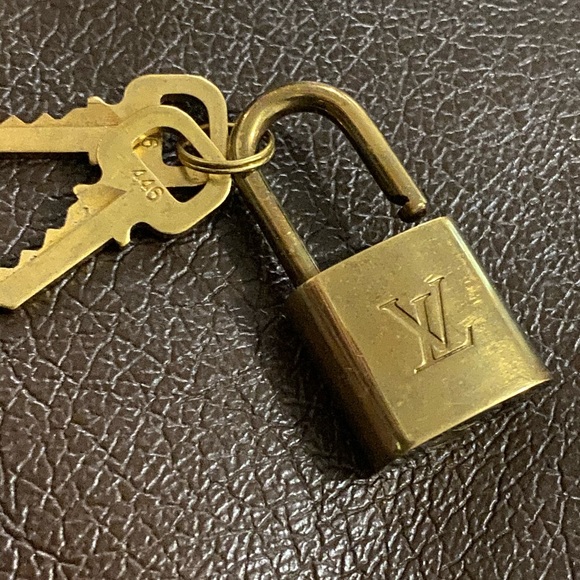 100% Authentic Lv lock and keys set 🔐 - Picture 1 of 4